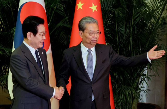 중국을 국빈방문 중인 이재명 대통령이 6일 베이징 인민대회당에서 국회의장 격인 자오러지 전국인민대표대회 상무위원장과 기념촬영 뒤 함께 회담장으로 이동하고 있다. [사진=연합뉴스]