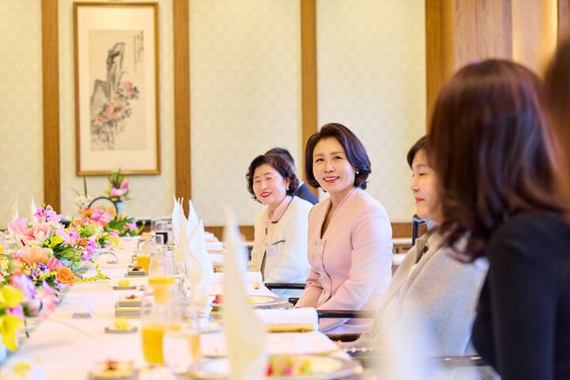 이재명 대통령과 중국을 방문 중인 김혜경 여사가 6일 베이징 조어대에서 재중 한인 여성활동가들과 오찬 간담회를 하고 있다. [사진=연합뉴스]