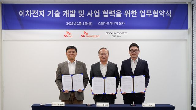 5일 대전광역시 스탠다드에너지 본사에서 스탠다드에너지와&nbsp;SK온, SK이노베이션이&nbsp;'이차전지 기술 개발 및 사업 협력을 위한 업무협약'을 체결했다. 사진은 왼쪽부터 김필석&nbsp;SK이노베이션 환경과학기술원장, 이석희 SK온 대표, 김부기 스탠다드에너지&nbsp;대표. [사진=스탠다드에너지]