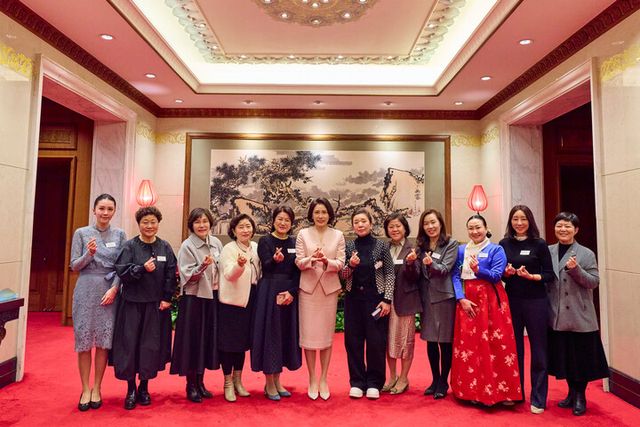 이재명 대통령과 중국을 방문 중인 김혜경 여사가 6일 베이징 조어대에서 열린 재중 한인 여성활동가들과의 오찬 간담회에서 참석자들과 기념촬영을 하고 있다. [사진=연합뉴스]