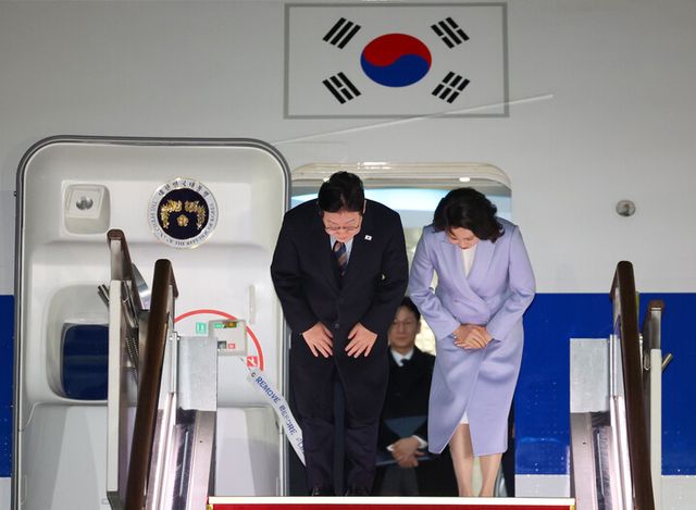 중국 국빈방문 일정을 마치고 귀국한 이재명 대통령과 김혜경 여사가 7일 성남 서울공항에 도착한 공군 1호기에서 환영객에게 인사하고 있다. [사진=연합뉴스]