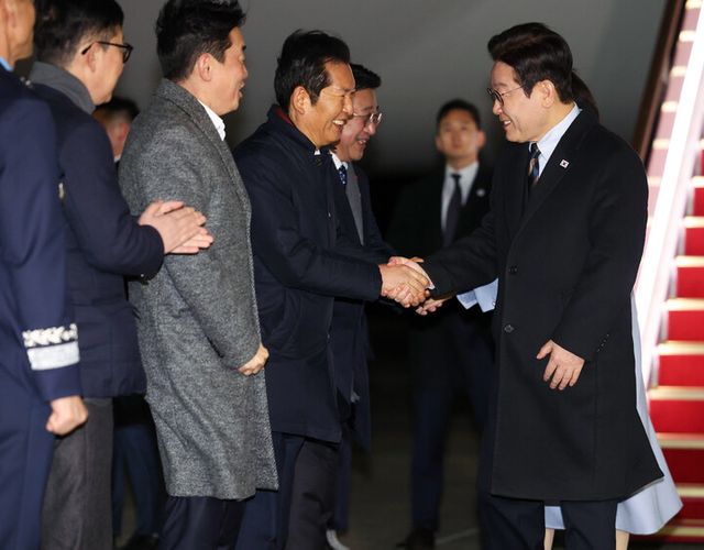 중국 국빈방문 일정을 마치고 귀국한 이재명 대통령이 7일 성남 서울공항에서 환영나온 더불어민주당 정청래 대표와 인사하고 있다