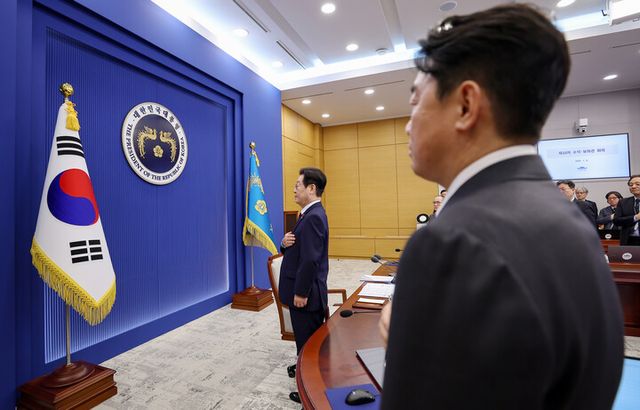 이재명 대통령이 8일 청와대에서 열린 수석보좌관회의에서 국기에 경례하고 있다. [사진=연합뉴스]