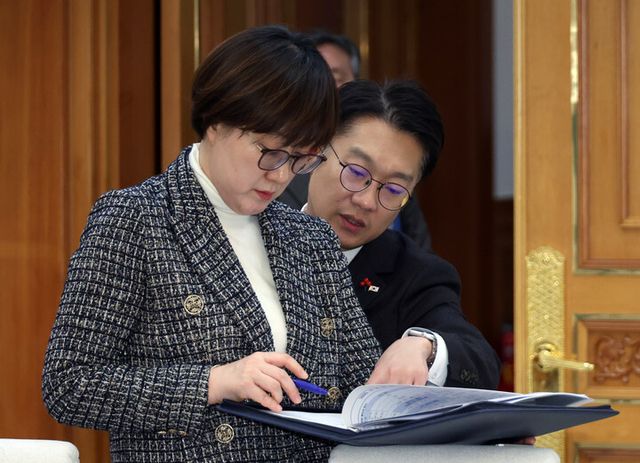 이재명 대통령이 청와대로 첫 출근한 지난해 12월 29일 김현지 제1부속실장과 김남준 대변인이 이 대통령과 참모진의 차담회를 준비하고 있다. [사진=연합뉴스]