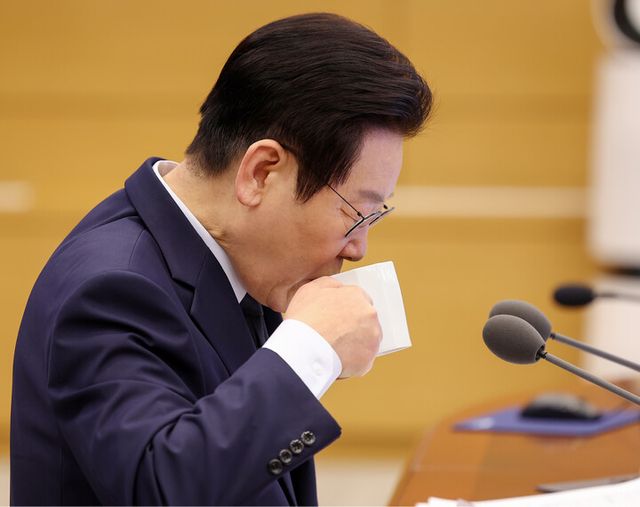 이재명 대통령이 8일 청와대에서 열린 수석보좌관회의에 참석해 음료를 마시고 있다.&nbsp;[사진=연합뉴스]