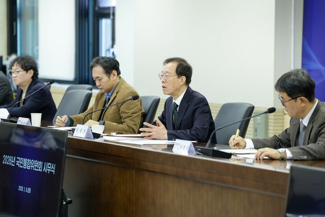 이석연 국민통합위원장이 6일 국민통합위원회 대회의실에서 열린 2026년 국민통합위원회 시무식에서 발언하고 있다. [사진=국민통합위원회]