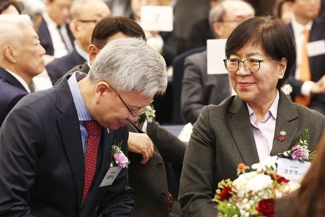 정은경 보건복지부 장관(오른쪽)과 김택우 대한의사협회 회장이 8일 서울 용산구 대한의사협회에서 열린 2026년 의료계 신년하례회에서 대화를 하고 있다. [사진=연합뉴스]