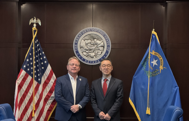 신승한 방송미디어통신위원회 시장조사심의관(오른쪽)이 현지시간 8일 미국 네바다주 경제청사에서 토마스 제이번즈(Thomas J.Burns) 경제청장과 면담 후 기념촬영하고 있다. [사진=방미통위]