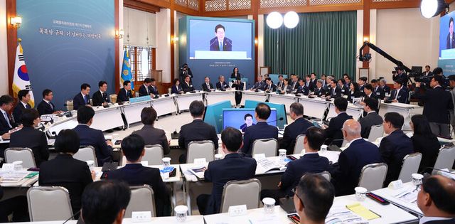 이재명 대통령이 지난 4월 15일 청와대에서 규제합리화위원회 제1차 전체회의를 주재하고 있는 모습. [사진=연합뉴스]
