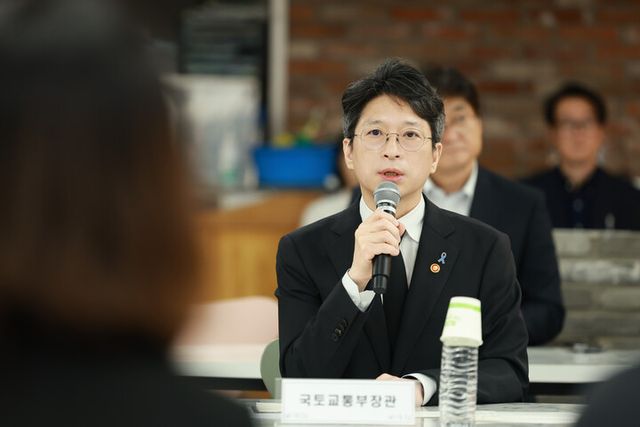 12·29 여객기 참사 유가족 간담회에 참석한 홍지선 국토교통부장관. [사진=국토교통부]