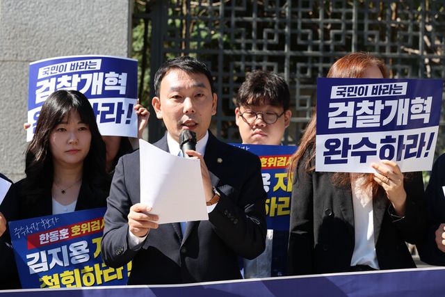 더불어민주당 김용민 의원이 공소청과 중대범죄수사청(중수청)이 출범한 2일 서울 서초구 공소청 본청 앞에서 열린 기자회견에서 발언하고 있다.[사진=연합뉴스]