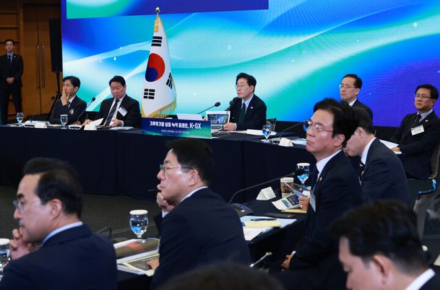 이재명 대통령이 7일 서울 중구 대한상공회의소에서 열린 ‘한국형 녹색대전환(K-GX) 전략 국민보고회’에서 발표를 듣고 있다. [사진=연합뉴스]