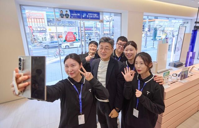 정재헌 SK텔레콤 CEO가 대전의 SKT 대리점 PS&M 둔산본점 구성원들과 기념 촬영을 하는 모습. [사진=SK텔레콤]&nbsp;