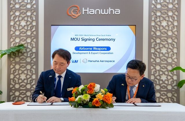손재일&nbsp;한화에어로스페이스&nbsp;대표(오른쪽),&nbsp;차재병&nbsp;KAI&nbsp;대표가&nbsp;9일(현지시간)&nbsp;사우디아라비아&nbsp;리야드에서&nbsp;열린&nbsp;제3회&nbsp;세계방산전시회(WDS)&nbsp;한화&nbsp;전시관에서&nbsp;‘항공무장&nbsp;사업협력&nbsp;업무협약’에&nbsp;서명하고&nbsp;있다.