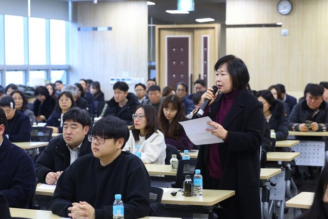 &nbsp;10일 오후 2시 열린 김포 현장 경청 간담회에 참석한 시민이 발언하고 있다. [사진=국민통합위원회]