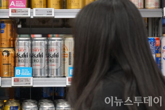 서울 중구의 한 대형마트에서 한 고객이 매대에 진열된 맥주를 바라보고 있다. [사진=이뉴스투데이DB]