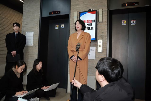 국민의힘 배현진 의원이 11일 서울 여의도 국민의힘 중앙당사에서 열린 중앙윤리위원회에 출석하며 입장을 밝히고 있다.[사진=연합뉴스]