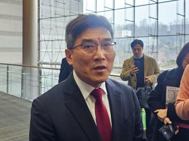 송재혁 삼성전자 디바이스솔루션(DS) 부문 최고기술책임자(CTO) 사장이 11일 서울 강남구 코엑스에서 '세미콘 코리아 2026' 기조연설에 참석하기 전 기자들과 질의응답하고 있다. [사진=연합뉴스]