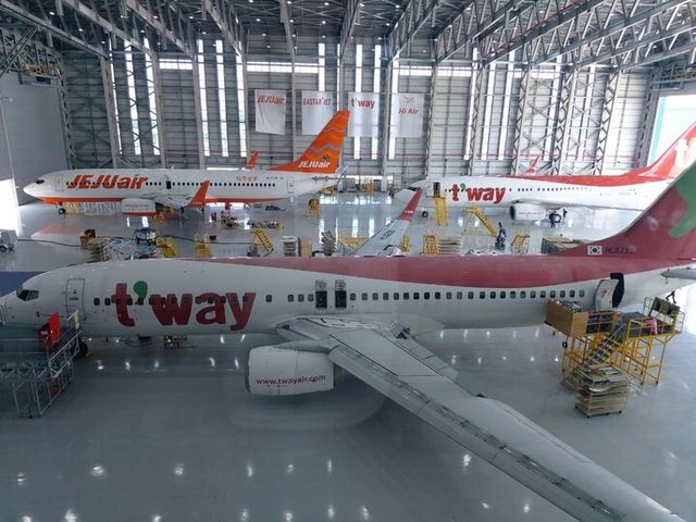 항공 여객·화물 수요 증가가 이어지는 가운데 정비사 부족으로 일선 현장에서는 정비 병목 현상이 나타나고 있다. [사진=경남도]