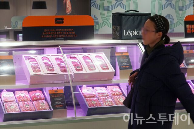 서울 중구 롯데백화점 본점 식품관에 마련된 ‘2026 설 선물세트 판매’ 행사장 매대에 한우 선물세트가 진열돼 있다. [사진=이뉴스투데이DB]