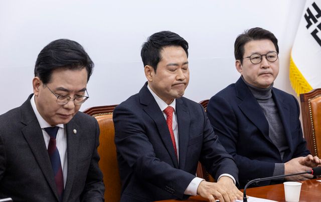 국민의힘 장동혁 대표가 12일 국회에서 열린 최고위원회의에서 이재명 대통령, 더불어민주당 정청래 대표와의 오찬에 불참해 달라는 최고위원들의 요청을 받아들여 재고하겠다는 의사를 밝힌 뒤 굳은 표정을 짓고 있다.[사진=연합뉴스]