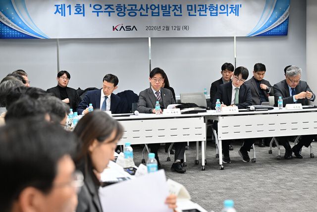 오태석 우주항공청장(왼쪽에서 세&nbsp;번째)이 우주항공산업발전 민관협의체 회의에서 민간기업 관계자들의 의견을 듣고 있다. [사진=우주항공청]