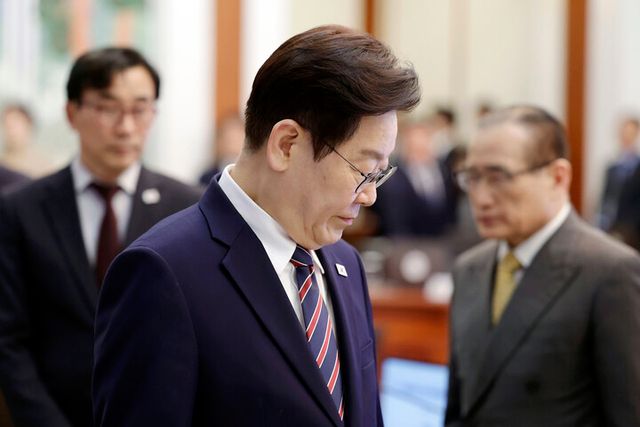 이재명 대통령이 12일 청와대에서 열린 수석보좌관회의에 입장하고 있다. [사진=연합뉴스]