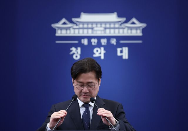 홍익표 정무수석이 12일 청와대 춘추관에서 이날 예정됐다 취소된 이재명 대통령과 더불어민주당 정청래 대표, 국민의힘 장동혁 대표 오찬 관련 브리핑을 준비하고 있다.[사진=연합뉴스]