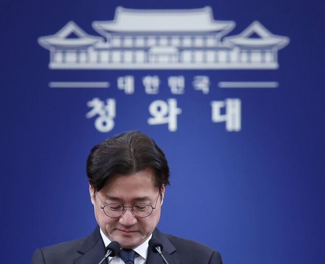 홍익표 정무수석이 12일 이날 예정됐다 취소된 이재명 대통령과 더불어민주당 정청래 대표, 국민의힘 장동혁 대표 오찬 관련 브리핑을 하기 위해 청와대 춘추관 브리핑룸에 들어서고 있다. [사진=연합뉴스]