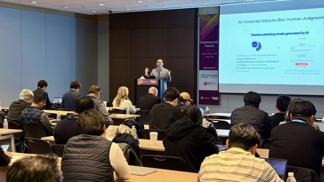 강봉호 파수 상무가&nbsp;11일 국내 최대 규모의 반도체 박람회 ‘세미콘 코리아 2026’에서 정보보안 포럼 세션 발표를 진항하고 있다. [사진=파수]