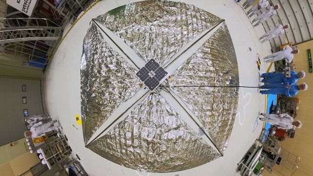 한국항공우주연구원 위성시험동 발사환경시험실에서 전개를 마친 궤도이탈 장치의 저항돛 전체 전개 평면 투영 사진. [사진=한국항공우주연구원]