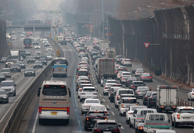 18일 전국은 대체로 맑은 날씨를 보이겠으나, 이른 아침 귀경길에는 강추위가 이어질 전망이다. [사진=연합뉴스]