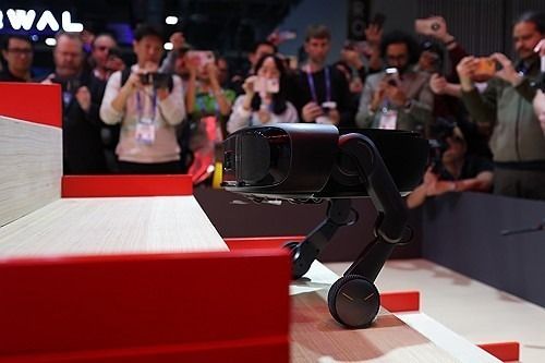 CES 2026 로보락 부스에서 로봇청소기가 계단을 오르고 있다. [사진=연합뉴스]