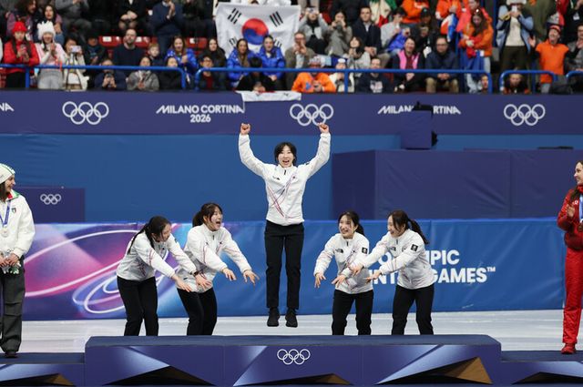 18일(현지 시각) 이탈리아에서 열린 2026 밀라노-코르티나담페초 동계올림픽 쇼트트랙 여자 3000m 계주 결승에서 금메달을 따낸 한국 선수들이 시상대에 오르고 있다. (오른쪽부터) 최민정, 김길리, 이소연, 노도희, 심석희. [사진=연합뉴스]