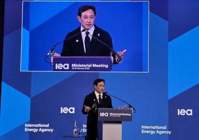 최윤범 고려아연 회장이 IEA 각료이사회 중 개최된 '정부-산업계 토론회: 핵심광물 공급망' 세션에서 발언하고 있다. [사진=고려아연]