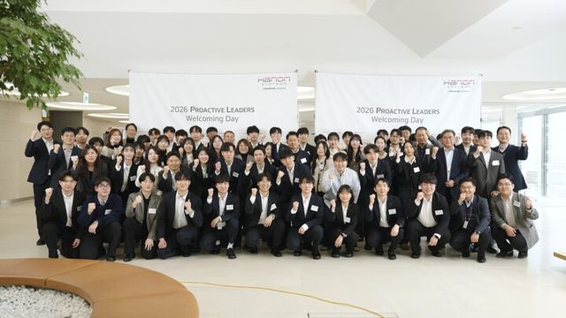 단체 기념사진을 촬영하고 있는 이수일 한온시스템 대표이사와 신입사원. [사진=한온시스템]