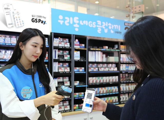 고객이 GS25에서 우리동네GS 앱을 활용해 쇼핑을 즐기고 있다. [사진=GS리테일]