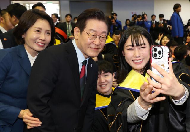 이재명 대통령과 김혜경 여사가 20일 대전 유성구 한국과학기술원(KAIST)에서 열린 학위수여식에서 졸업생들과 기념촬영을 하고 있다. [사진=연합뉴스]