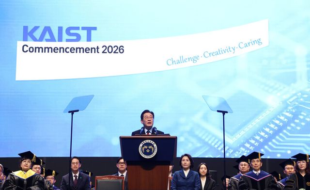 이재명 대통령이 20일 대전 유성구 한국과학기술원(KAIST)에서 열린 학위수여식에서 축사하고 있다.&nbsp; [사진=연합뉴스]