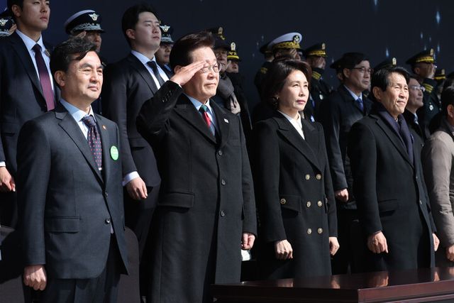 이재명 대통령이 20일 충남 계룡대 대연병장에서 열린 육·해·공군 사관학교 통합임관식에서 거수경례를 하고 있다. [사진=연합뉴스]