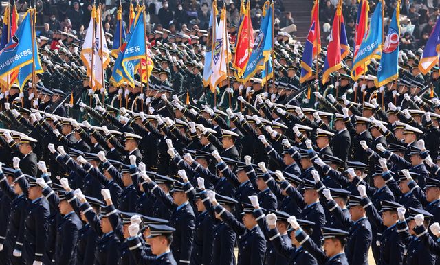 20일 충남 계룡대 대연병장에서 열린 육·해·공군 사관학교 통합임관식에서 신임 장교들이 국가수호 결의를 외치고 있다. [사진=연합뉴스]