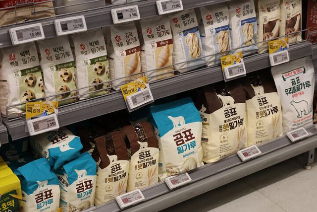 대형마트에 진열된 밀가루. [사진=연합뉴스]