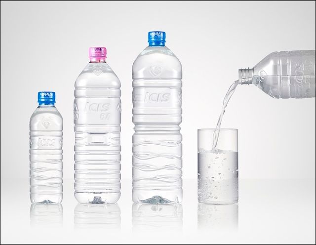 롯데칠성음료는 무라벨 아이시스를 생산했다. [사진=롯데칠성]