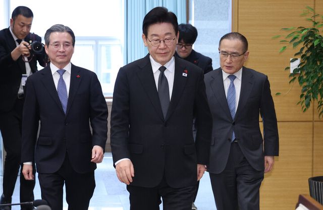 이재명 대통령이 지난 1월 29일 청와대에서 김용범 정책실장, 위성락 국가안보실장과 수석보좌관회의에 입장하고 있다. [사진=연합뉴스]