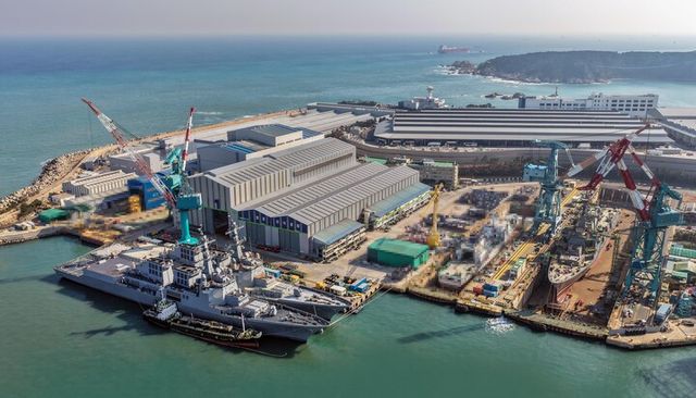 HD현대중공업 울산 조선소에 집결한 최신예 이지스 구축함 1~3번함 정조대왕함·다산정약용함·대호김종서함'의 모습. [사진=HD현대중공업]