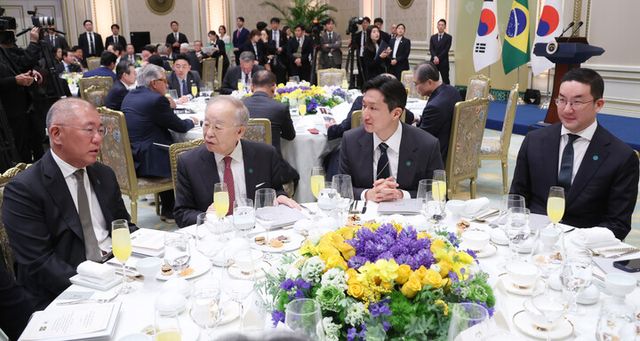 정의선 현대차그룹 회장(왼쪽부터), 손경식 CJ그룹 회장 겸 한국경영자총협회장, 정기선 HD현대 회장, 구광모 LG 그룹 회장이 23일 청와대에서 열린 이재명 대통령 주최 루이스 이나시우 룰라 다시우바 브라질 대통령 국빈방한 환영 만찬에서 대화하고 있다.&nbsp; [사진=연합뉴스]