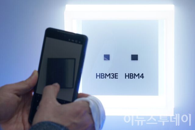 지난해 10월 코엑스에 열린 ‘제27회 반도체대전(SEDEX 2025)’에 마련된 삼성전자 부스에서 한 방문객이 6세대 고대역폭 메모리 ‘HBM4’와 ‘HBM3E’를 촬영하고 있다. [사진=이뉴스투데이DB]