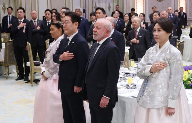 이재명 대통령이 23일 청와대에서 열린 루이스 이나시우 룰라 다시우바 브라질 대통령 국빈 방한 환영 만찬에서 국기에 경례하고 있다. (왼쪽부터) 다시우바 여사, 이재명 대통령, 루이스 이나시우 룰라 다시우바 브라질 대통령, 김혜경 여사. [사진=연합뉴스]