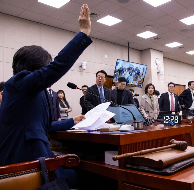 추미애 국회 법제사법위원장(앞)이 24일 국회에서 열린 법사위 전체 회의에서 '전남광주 통합법'을 여당 주도로 처리를 하려하자 국민의힘 법사위원들이 강하게 항의하고 있다. 이날 법사위에는 대구경북통합특별시 설치 특별법과 충남대전통합특별시 설치 특별법도 상정됐지만, 국민의힘의 강경한 반대에 처리가 보류됐다. [사진=연합뉴스]