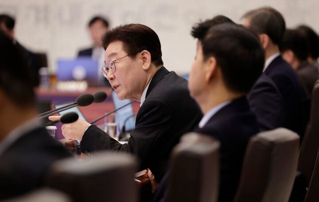 이재명 대통령이 24일 청와대에서 열린 국무회의에서 발언하고 있다. [사진=연합뉴스]